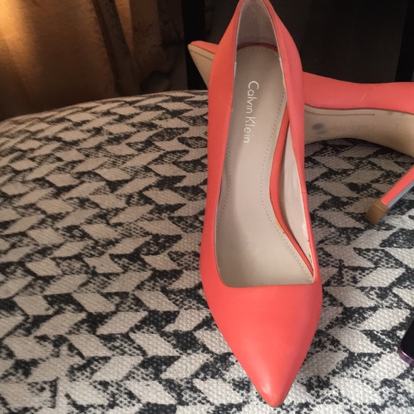 For sale Calvin Klein slightly worn classic coral pump - Picture 3 of 4